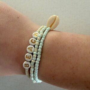 Beach-Themed Beaded Bracelet with Shell Accent